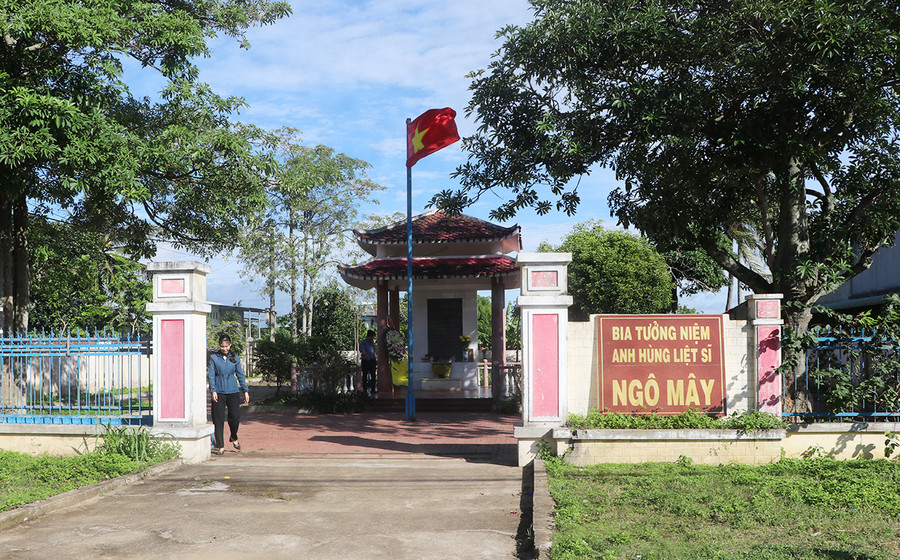  Năm 1997, huyện An Khê đã xây dựng Bia tưởng niệm Anh hùng liệt sĩ Ngô Mây nhằm tri ân, tưởng nhớ công lao, sự hy sinh quả cảm của Anh hùng liệt sĩ. Ảnh: Ngọc Minh