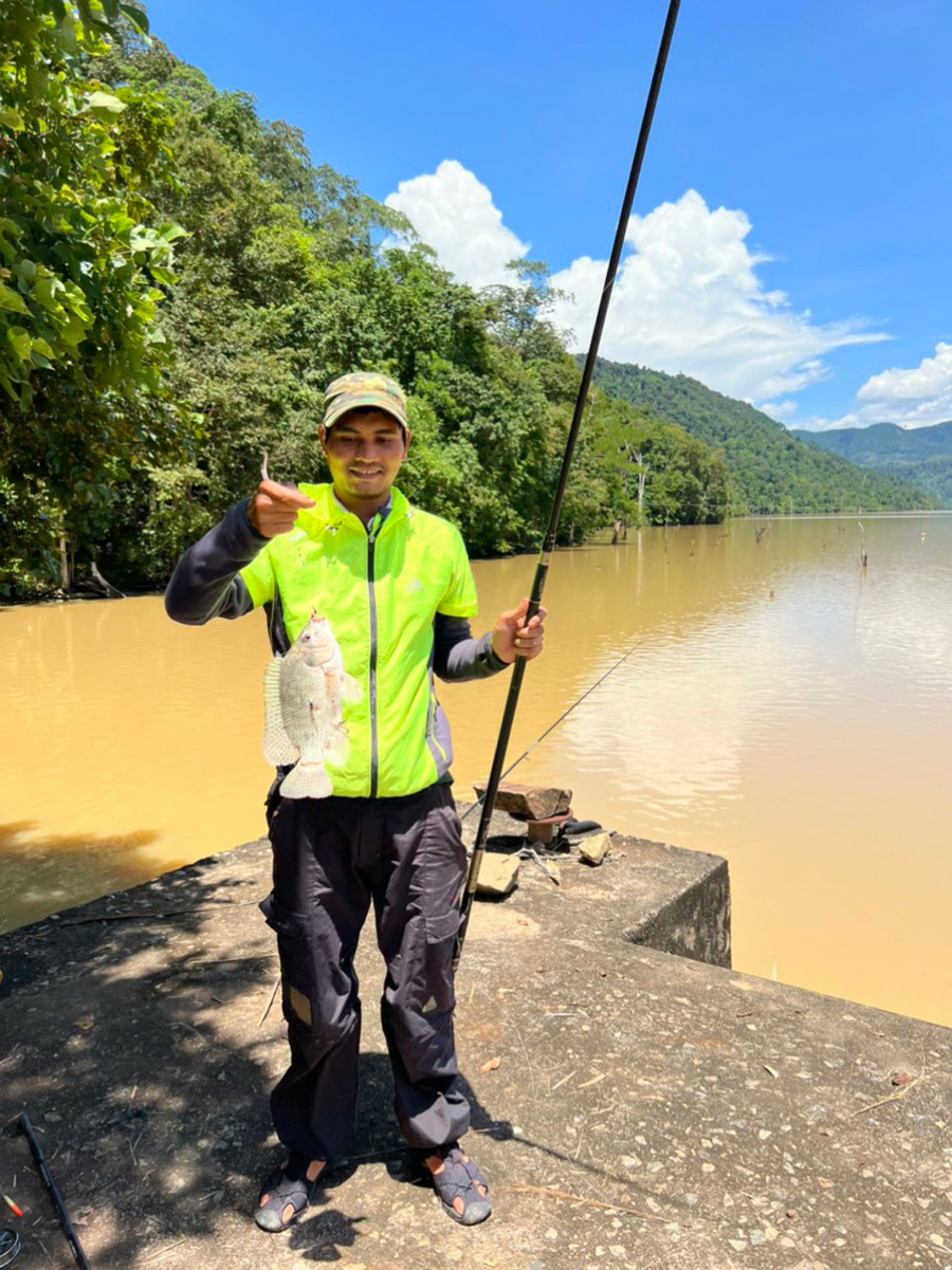 Một cần thủ câu được con cá rô phi nặng hơn 2 kg tại lòng hồ thủy điện Sê San 3A. Ảnh: Lê Anh Một cần thủ câu được con cá rô phi nặng hơn 2 kg tại lòng hồ thủy điện Sê San 3A. Ảnh: Lê Anh