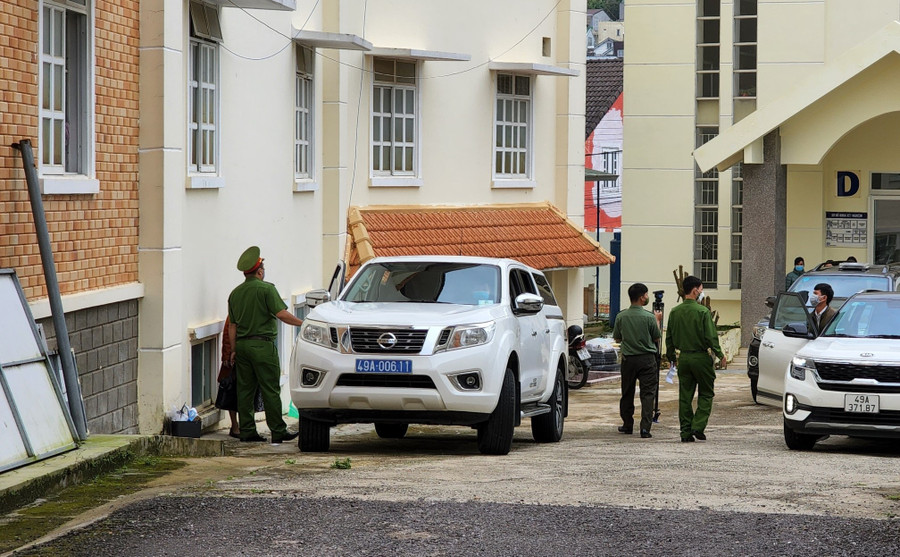 Cơ quan chức năng thực hiện lệnh bắt giam 2 viên chức CDC Lâm Đồng. Ảnh Lâm Viên/Thanhnien.vn