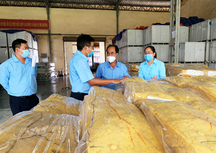  Ông Võ Toàn Thắng-Tổng Giám đốc Công ty TNHH một thành viên Cao su Chư Prông (thứ 2 từ phải sang) cùng nhóm tác giả kiểm tra sản phẩm mủ từ dây chuyền sản xuất SVR10. Ảnh: Đinh Yến