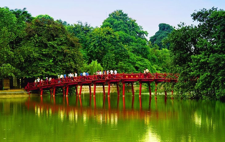Hồ Hoàn Kiếm là địa danh nổi tiếng nhất của Hà Nội. Ảnh: Báo Lao Động