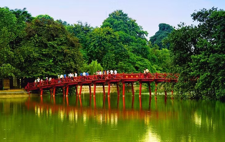 Hồ Hoàn Kiếm là địa danh nổi tiếng nhất của Hà Nội. Ảnh: Báo Lao Động