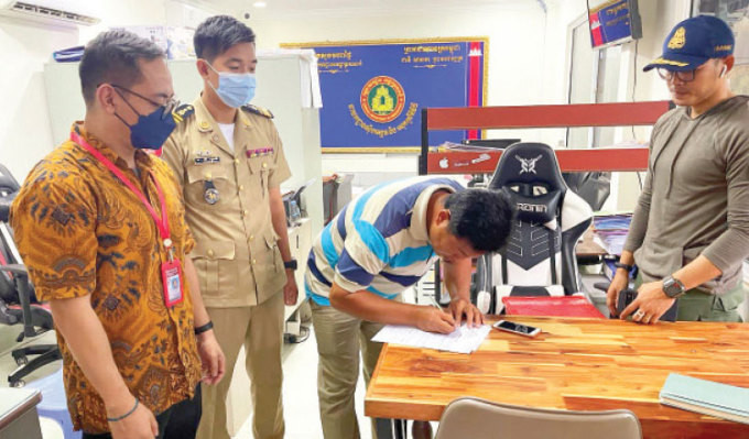 Một nạn nhân của đường dây buôn người viết đơn trình báo tại đồn cảnh sát ở tỉnh Svay Rieng sau khi được giải cứu hồi tháng 6. Ảnh nguồn vnexpress.net