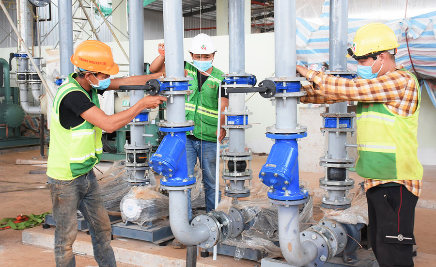  Công nhân lắp đặt thiết bị, máy móc. Ảnh: Minh Nguyễn