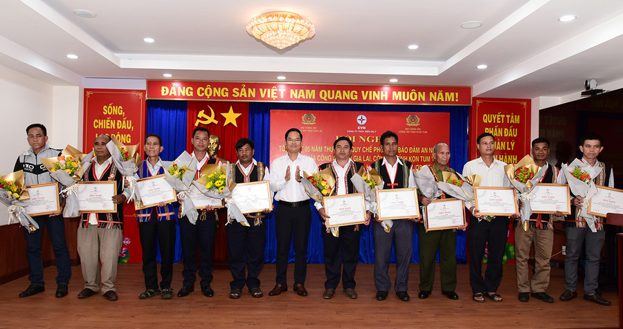 Công ty Thủy điện Ia Ly tặng giấy khen cho các già làng, trưởng thôn tiêu biểu của 2 tỉnh Gia Lai và Kon Tum. Ảnh: Ngọc Hiến Công ty Thủy điện Ia Ly tặng giấy khen cho các già làng, trưởng thôn tiêu biểu của 2 tỉnh Gia Lai và Kon Tun. Ảnh: Ngọc Hiến