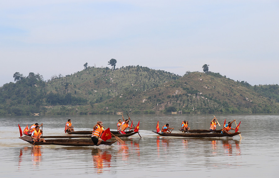 Hội đua thuyền độc mộc trên sông Pô Cô (huyện Ia Grai). Ảnh: Phương Linh Hội đua thuyền độc mộc trên sông Pô Cô (huyện Ia Grai). Ảnh: Phương Linh