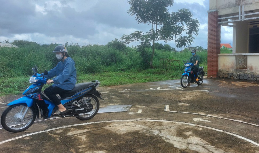 Các học viên luyện tập chuẩn bị phần thực hành sát hạch cấp giấy phép lái xe hạng A1 do Sở Giao thông-Vận tải tổ chức tại trung tâm. Ảnh: Thiên Thanh Các học viên luyện tập chuẩn bị phần thi thực hành sát hạch cấp giấy phép lái xe hạng A1, do Sở Giao thông- Vận tải tổ chức tại trung tâm. Ảnh: Thiên Thanh