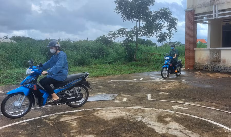 Các học viên luyện tập chuẩn bị phần thi thực hành sát hạch cấp giấy phép lái xe hạng A1, do Sở Giao thông- Vận tải tổ chức tại trung tâm. Ảnh: Thiên Thanh