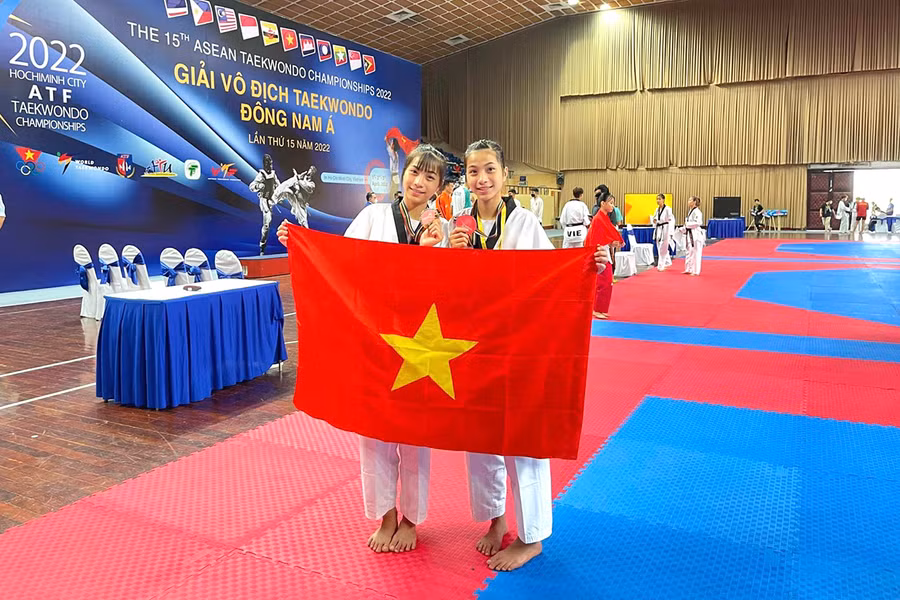 2 chị em song sinh Nguyễn Thị Mai và Nguyễn Thị Loan đã giành 2 tấm huy chương về cho đoàn Việt Nam. Ảnh: Lê Văn Ngọc