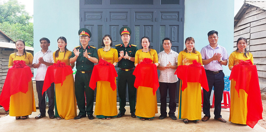 Đại diện Trung đoàn Kinh tế-Quốc phòng 710 bàn giao “Nhà đồng đội” cho gia đình chị Bàn Thị Ba. Ảnh: Vĩnh hoàng Cắt bằng khánh thành bàn giao nhà cho chị Bàn Thị Ba. Ảnh: Vĩnh hoàng