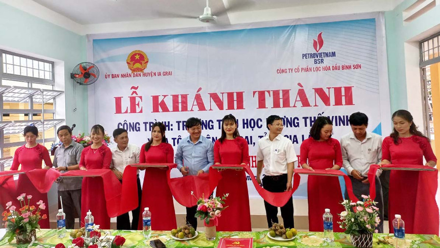 Khánh thành đưa vào sử dụng công trình Trường Tiểu học Lương Thế Vinh tại xã Ia Tô (huyện Ia Grai) do Tập đoàn Dầu khí Việt Nam tài trợ xây dựng. Ảnh: Thanh Nhật