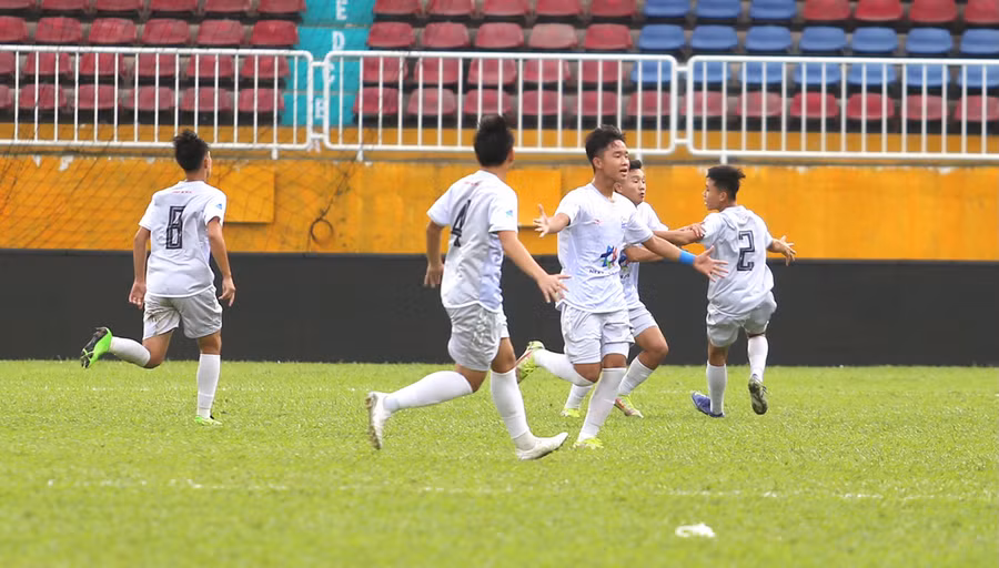 U15 Huế đã bất ngờ giành chiến thắng trước đội chủ nhà U15 HAGL. Ảnh: Văn Ngọc