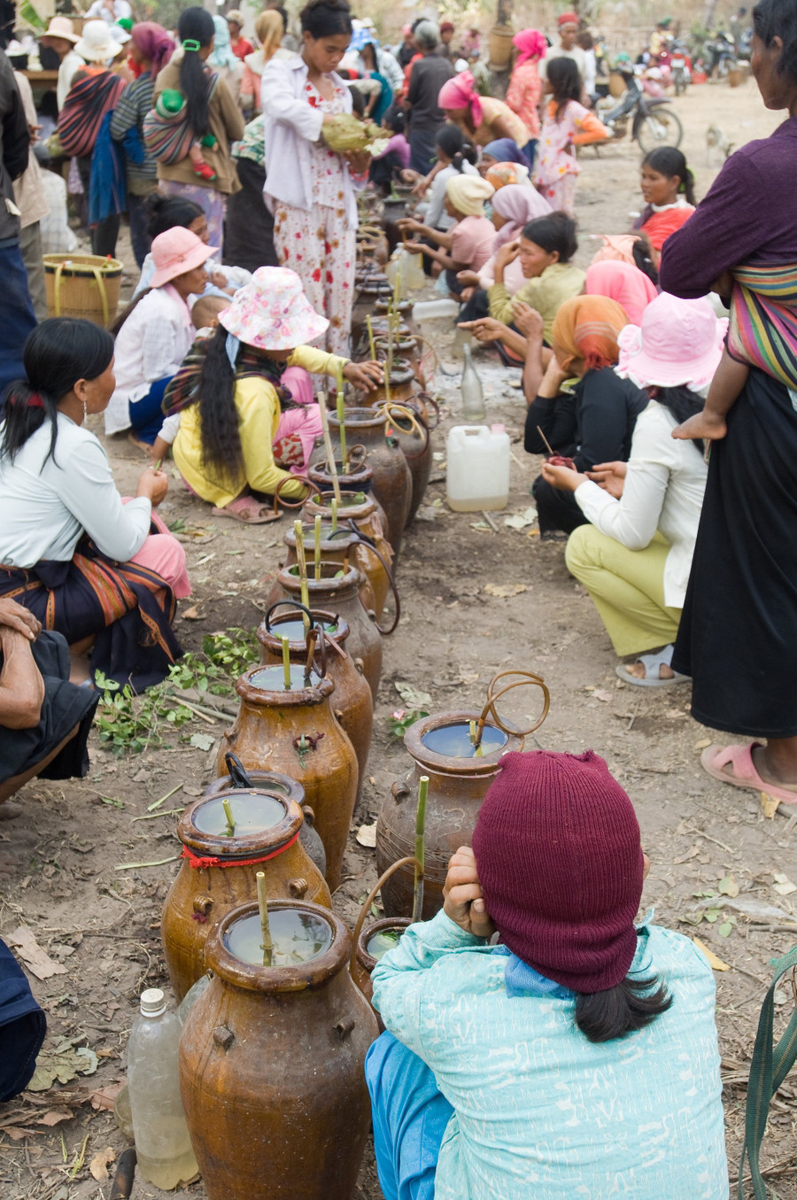 Những ghè rượu cần Pơ thi Những ghè rượu cần Pơ thi