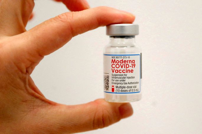 Vắc-xin Covid-19 thế hệ mới của Moderna sẽ chuyên kháng Omicron - Ảnh: REUTERS