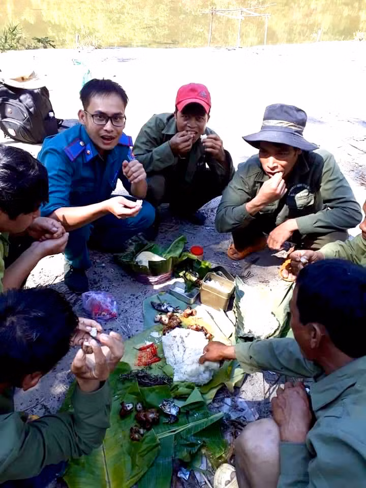 Bữa ăn dã chiến của những người tham gia giữ rừng. Ảnh: Minh Nguyễn