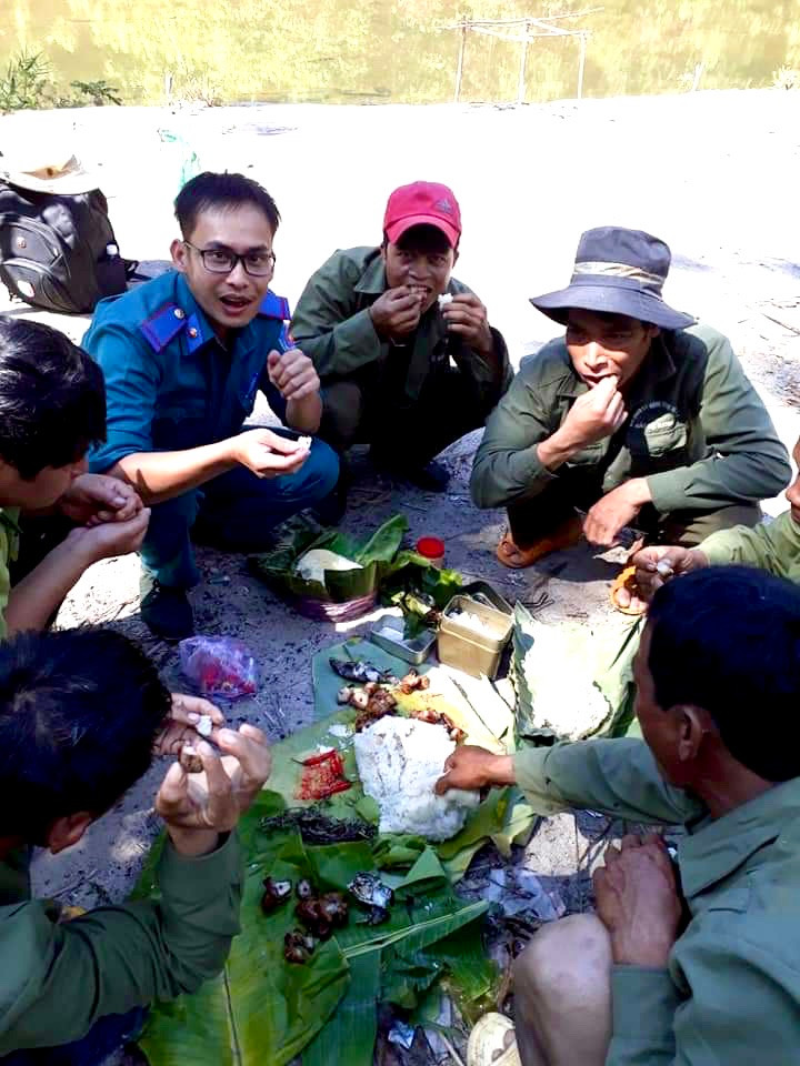 Bữa ăn dã chiến của những người tham gia giữ rừng. Ảnh: Minh Nguyễn