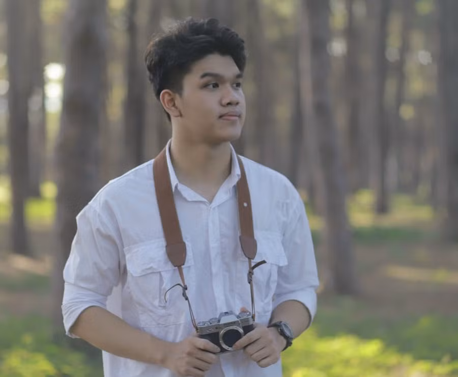  Hoàng Anh tham gia một hoạt động ngoại khóa. Ảnh: NVCC