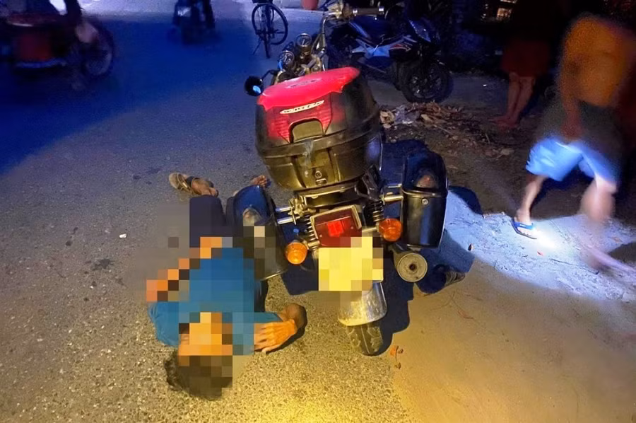 Ông X. được phát hiện tử vong cạnh chiếc xe máy. Ảnh: C.X/TNO