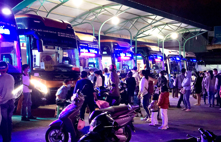  Khách đi TP. Hồ Chí Minh chờ làm thủ tục lên xe tại Bến xe Đức Long Gia Lai. Ảnh: Lê Anh 