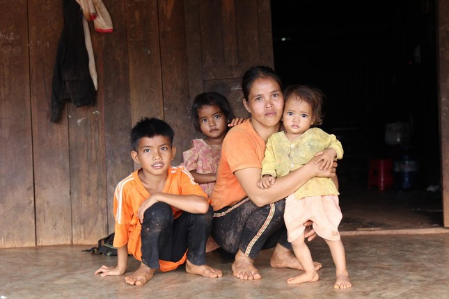 Em Rơ Mah Dương (ngoài cùng bên trái) cùng mẹ và các em