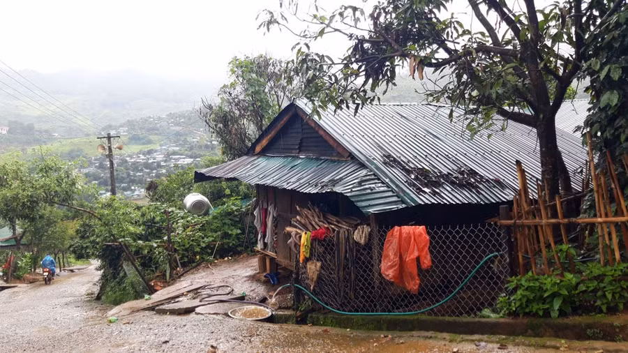 Căn nhà tuềnh toàng của chị Y Lem. Ảnh: Đức Nhật
