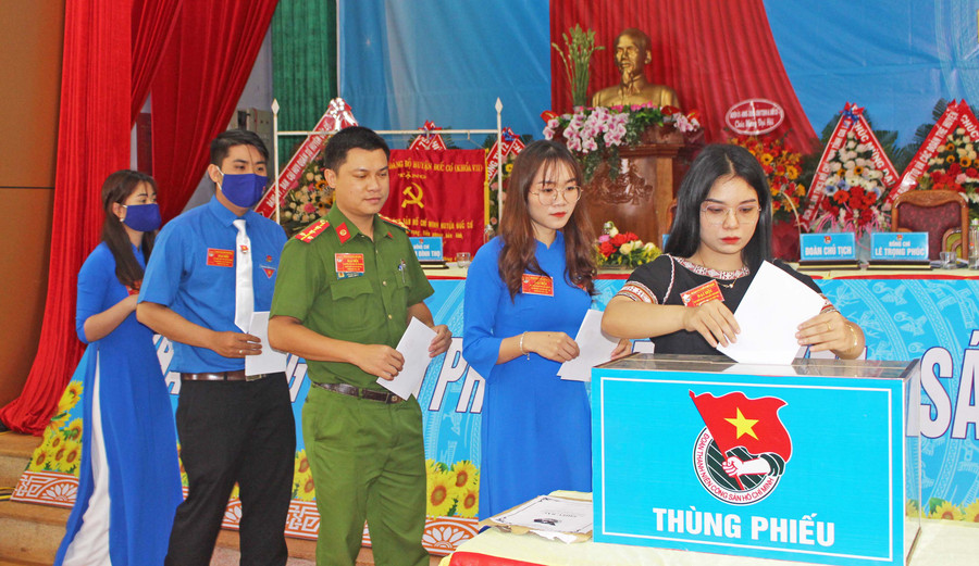 Các đại biểu bỏ phiếu bầu Ban Chấp hành Huyện Đoàn Đức Cơ khóa VII (nhiệm kỳ 2022-2027). Ảnh: Phan Lài