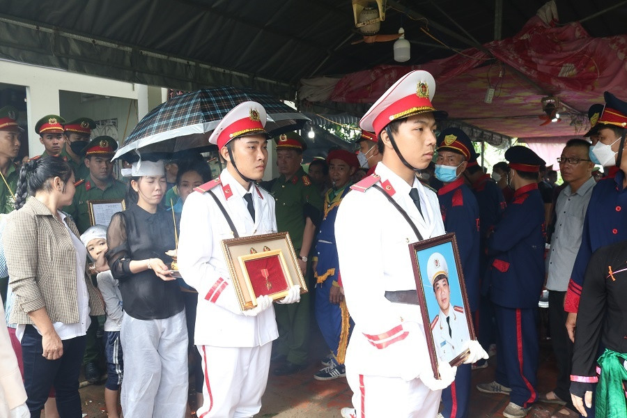 Truy điệu và tiễn đưa anh Hồ Tấn Dương về nơi an nghỉ. Ảnh: Công an Đồng Tháp