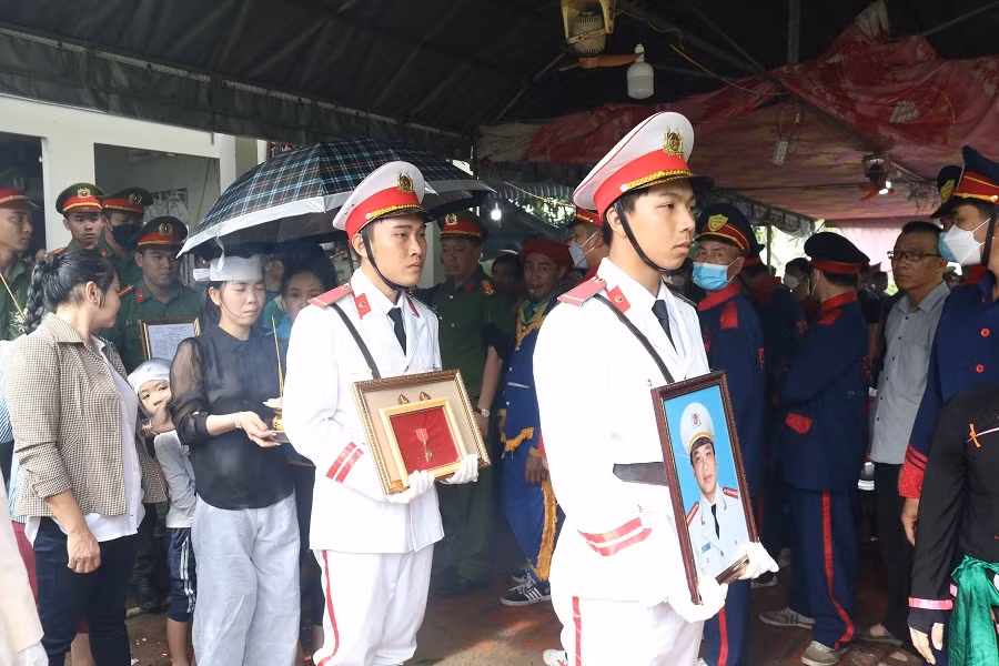 Truy điệu và tiễn đưa anh Hồ Tấn Dương về nơi an nghỉ. Ảnh: Công an Đồng Tháp