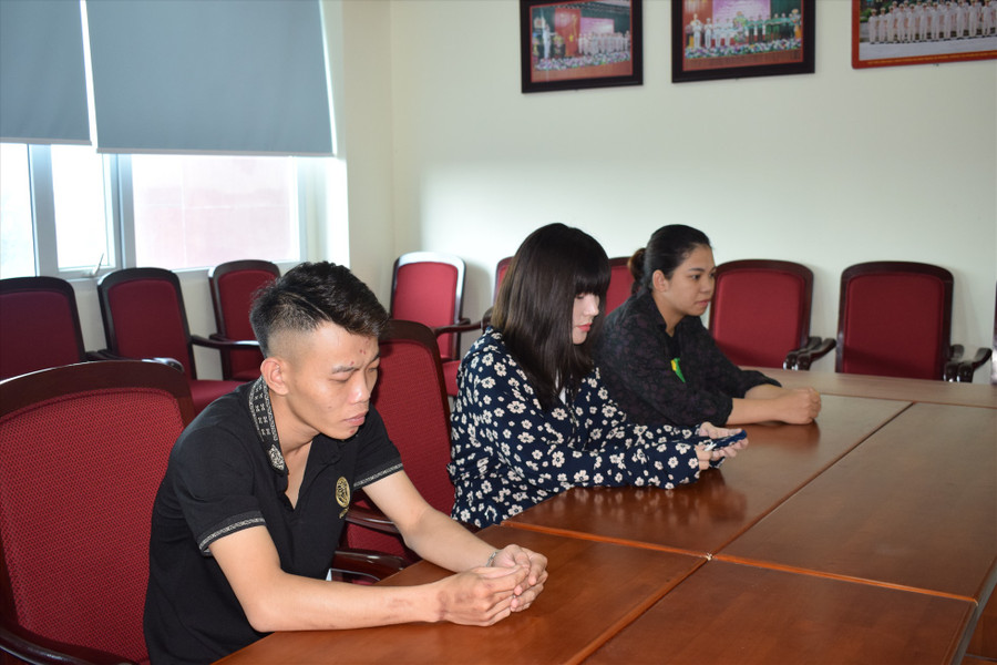 Nhóm bị can mua bán tài khoản ngân hàng bị Công an tỉnh Hưng Yên phát hiện. Ảnh: CACC Nhóm bị can mua bán tài khoản ngân hàng bị Công an tỉnh Hưng Yên phát hiện. Ảnh: CACC