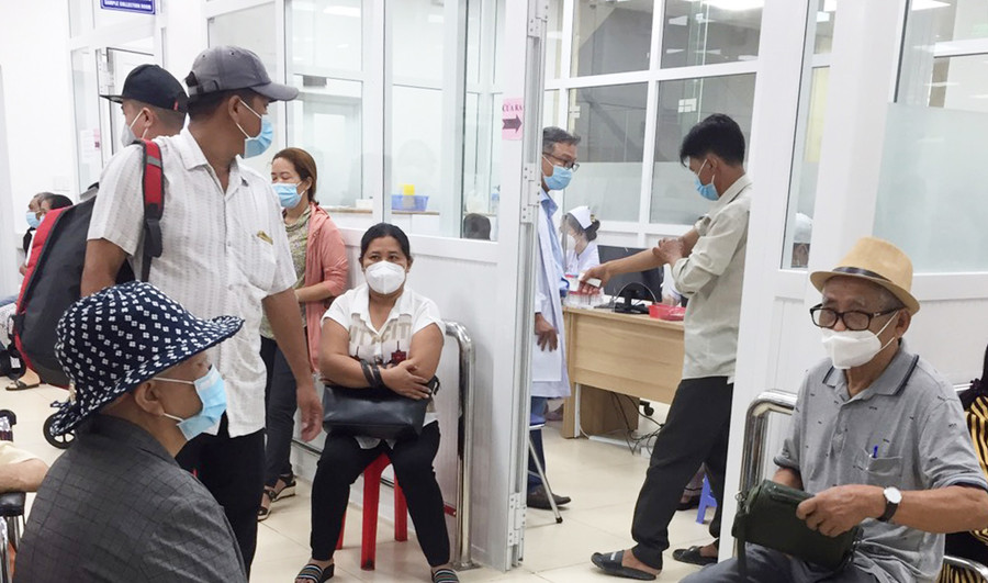 Chờ thủ tục lấy mẫu xét nghiệm tại Bệnh viện Chợ Rẫy. Ảnh: Huỳnh Lê