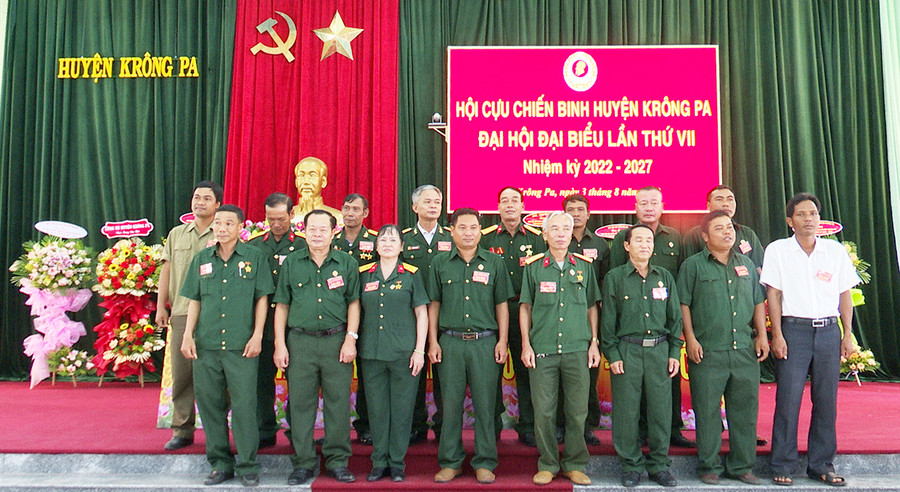 Ban Chấp hành Hội CCB huyện Krông Pa khóa VII, nhiệm kỳ 2022-2027 ra mắt đại hội. Ảnh: Nguyễn Ngọc  Ban Chấp hành Hội CCB huyện Krông Pa khóa VII- nhiệm kỳ 2022-2027. Ảnh: Nguyễn Ngọc