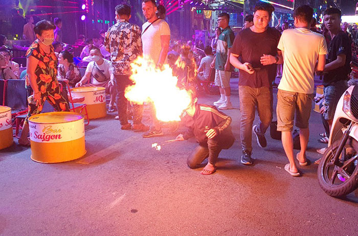 Những đứa trẻ trình diễn phun lửa kiếm sống ở phố Tây.