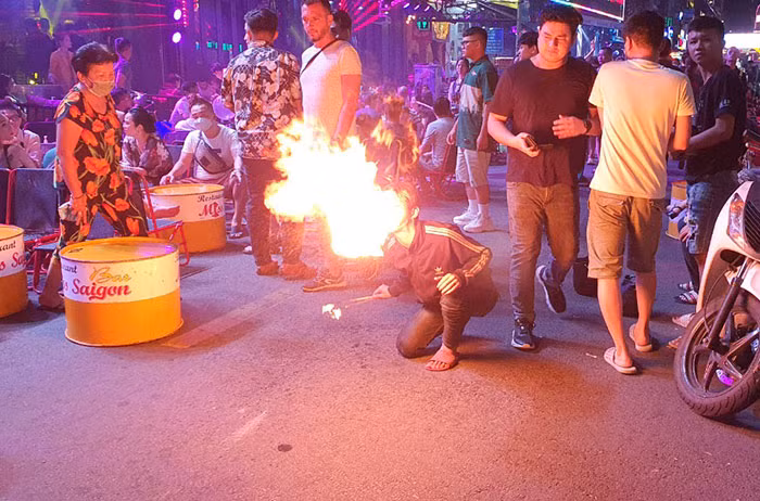 Những đứa trẻ trình diễn phun lửa kiếm sống ở phố Tây.