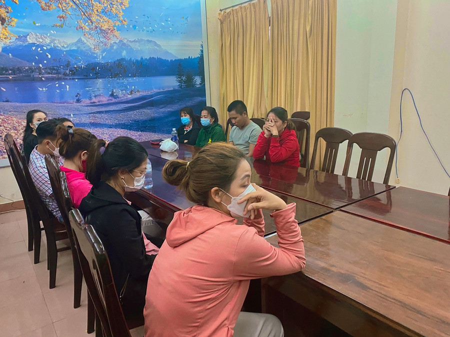 9 bị can bị bắt trong vụ đánh bạc quy mô lớn. Ảnh: Như Quỳnh  9 bị can bị bắt trong vụ đánh bạc quy mô lớn. Ảnh: Như Quỳnh