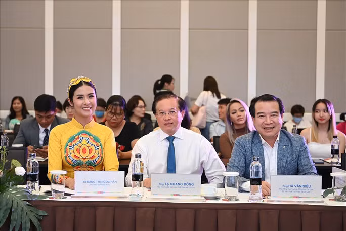 Thứ trưởng Bộ VH-TT-DL Tạ Quang Đông (giữa), Phó Tổng cục trưởng Tổng cục Du lịch Hà Văn Siêu và Hoa hậu Ngọc Hân tham dự buổi ra mắt MV của nam ca sĩ Hàn Quốc