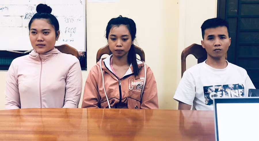  Các đối tượng Ngọc Linh, Khánh Linh và Độ (từ trái qua) tại cơ quan Công an. Ảnh: Mạnh Hùng