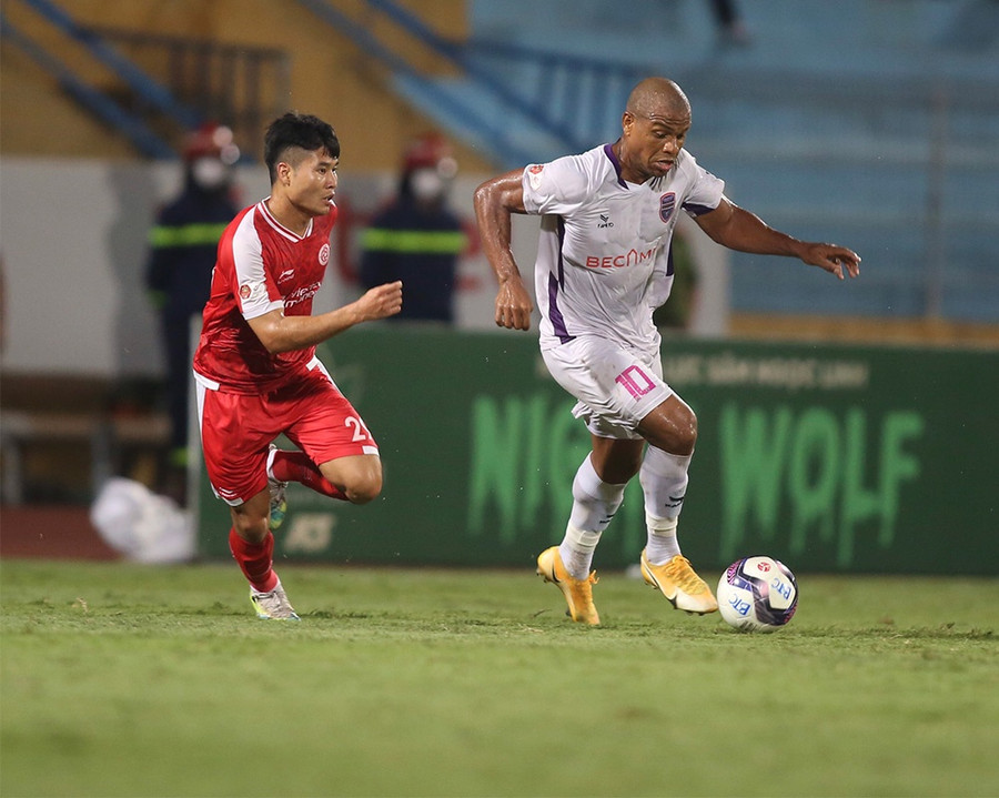 Bình Dương (phải) có chiến thắng bất ngờ trước Viettel trên sân Hàng Đẫy. Ảnh: VPF