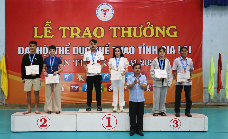 Ban tổ chức trao huy chương cho các tay vợt ở nội dung đôi nam nữ. Ảnh: Văn Ngọc  Ban tổ chức trao huy chương cho các tay vợt ở nội dung đôi nam nữ. Ảnh: Văn Ngọc