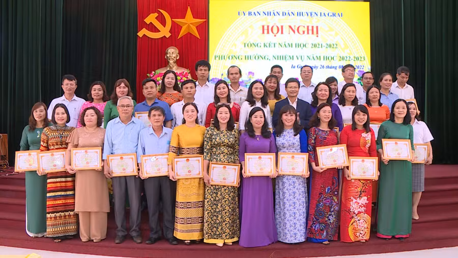 UBND huyện Ia Grai tặng giáy khen cho 36 tập thể trường học lao động tiên tiến. Ảnh: Phương Lộc