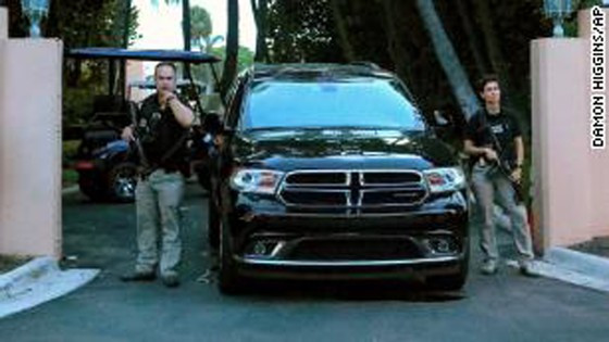 Các nhân viên mật vụ đứng ở cổng khu nghỉ dưỡng Mar-a-Lago của cựu Tổng thống Trump sau khi FBI thực hiện lệnh khácm xét khu nhà ở Palm Beach, Florida hôm 8-8-2022. Ảnh: AP Các nhân viên mật vụ đứng ở cổng khu nghỉ dưỡng Mar-a-Lago của cựu Tổng thống Trump sau khi FBI thực hiện lệnh khácm xét khu nhà ở Palm Beach, Florida hôm 8-8-2022. Ảnh: AP