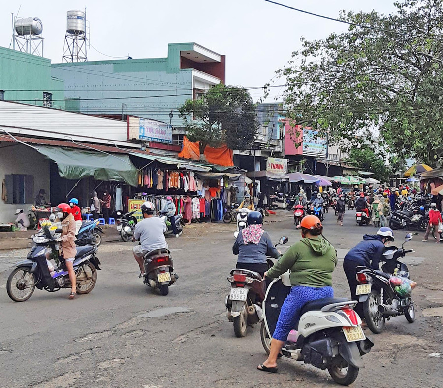 Khu vực chợ Bà Định thường xảy ra ùn tắc giao thông. Ảnh: Duy Lê