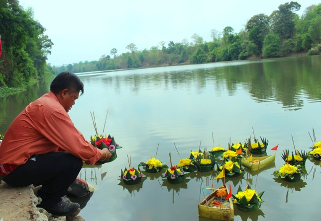 Lễ hội hoa đăng thả bè trên dòng Sêrêpôk