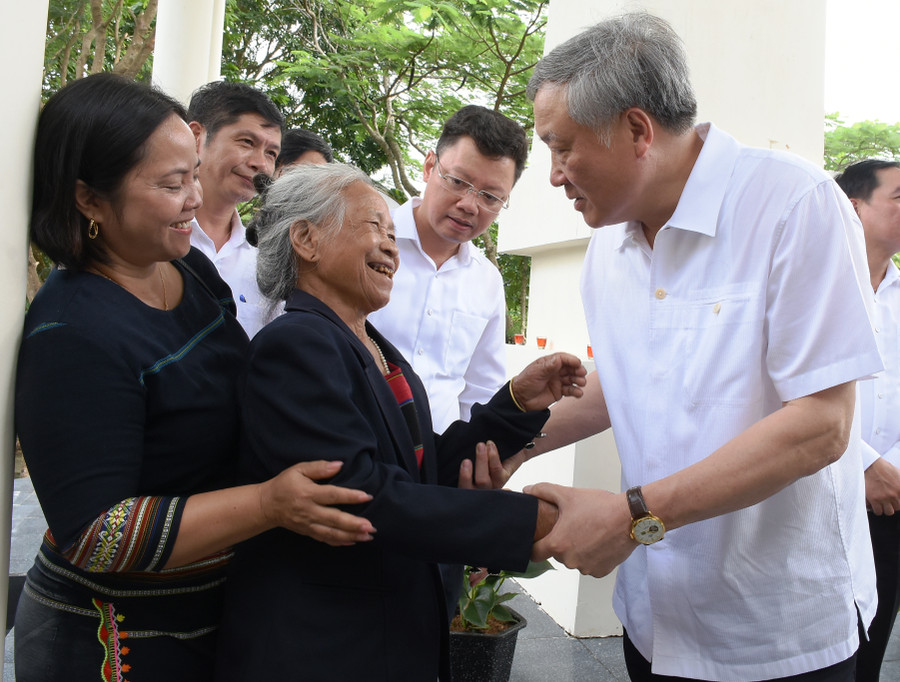 Đồng chí Chánh án Tòa án nhân dân tối cao Nguyễn Hòa Bình thăm hỏi nhân chứng lịch sử Y Điệp. Ảnh nguồn Báo Kon Tum