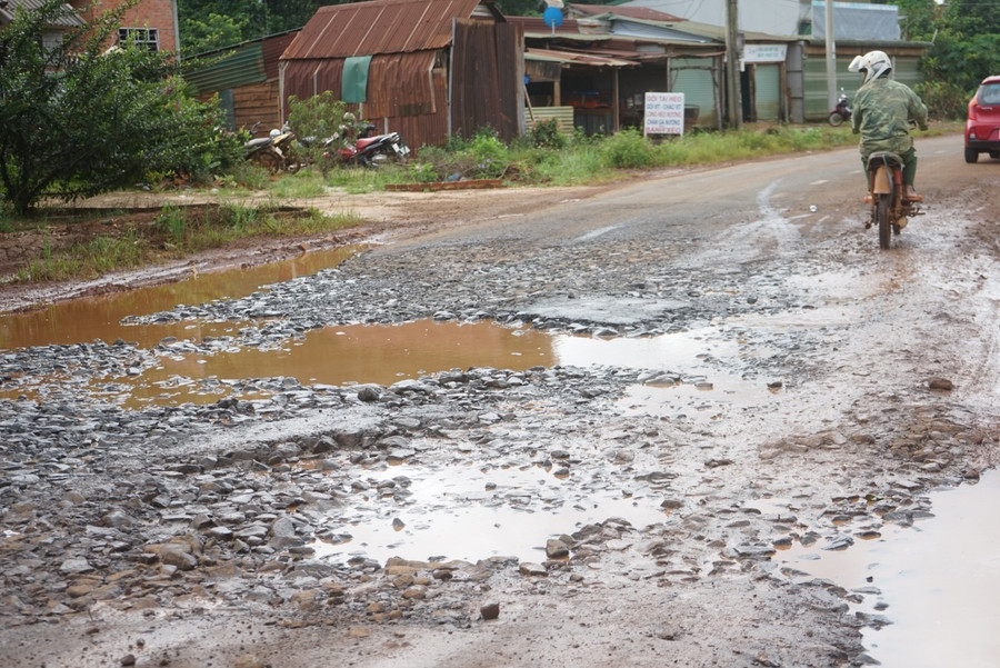 Tuyến đường hư hỏng nghiêm trọng đã gây không ít khó khăn cho người dân địa phương