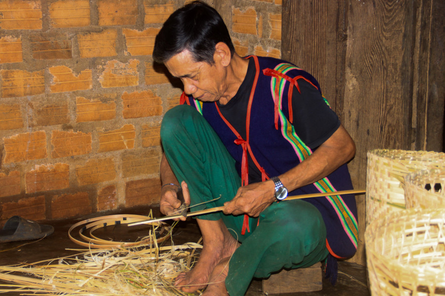  Nghệ nhân A Dip chuốt nan tre. Ảnh: HT