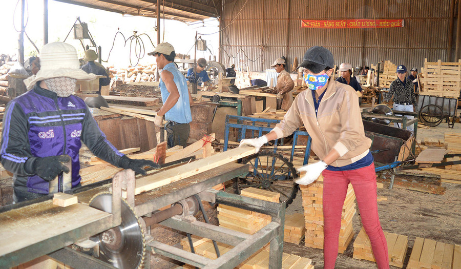 Việc huấn luyện ATVSLĐ giúp công nhân hạn chế nguy cơ tai nạn lao động. Ảnh: Đinh Yến