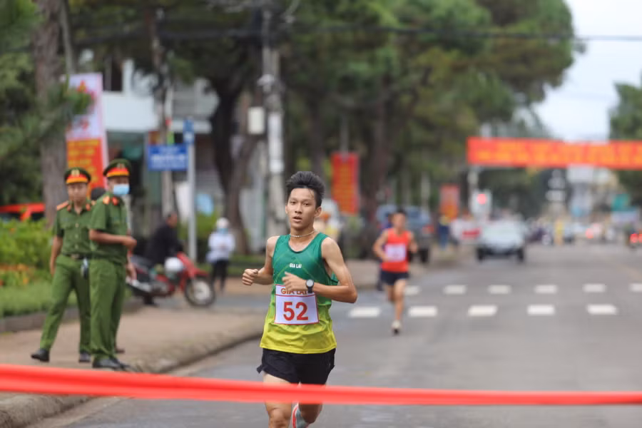 VĐV Nguyễn Thành Đạt về nhất ở cự ly 7 km nam Ảnh Văn Ngọc