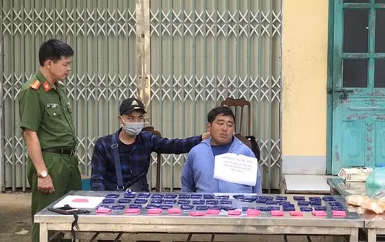 Đối tượng Giàng A Tú và tang vật vụ án.