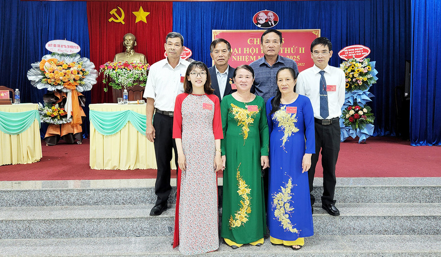 Chi ủy Chi bộ 5 (Đảng bộ phường Tây Sơn, TP. Pleiku) ra mắt và nhận nhiệm vụ. Ảnh: Bá Bính Chi ủy mới Chi bộ 5, Đảng bộ phường Tây Sơn (TP. Pleiku) ra mắt và nhận nhiệm vụ. Ảnh: Bá Bính