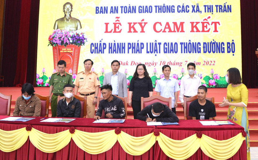 Ban An toàn giao thông huyện Đak Đoa tổ chức cho thanh thiếu niên ký cam kết chấp hành Luật giao thông đường bộ. Ảnh: Thúy Trinh